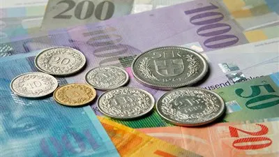 الين والفرنك السويسري يرتفعان بعد تراجع الدولار 