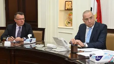  وزير الإسكان يلتقى السفير السويدى ومسئولى شركة 