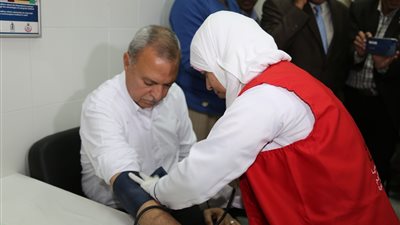 محافظ قنا يجري تحليل فيروس سي ضمن مبادرة 100 مليون صحة (صور)