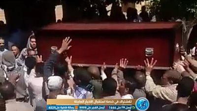  أسوان تشيع جثمان محمود فوزى أحد ضحايا قطار محطة مصر (صور)