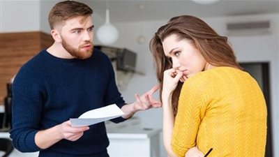 تعرفي على أفضل الطرق للتعامل مع زوجي الفضولي