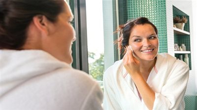 إليكِ أبرز الطرق للعناية بالبشرة قبل النوم (فيديو)