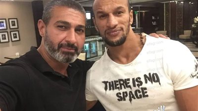 ياسر جلال يستعرض عضلاته أمام كرم جابر في 