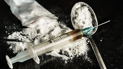 سيدة اتصلت بالشرطة بعد تعرضها للنصب من تجار المخدرات