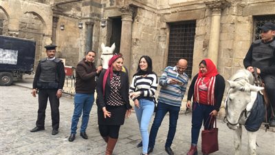 رواد المعز يلتقطون الصور مع 