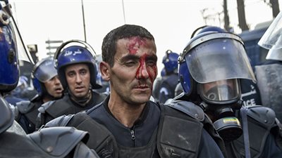 الاحتجاجات تشتعل في الجزائر.. إصابة 56 شرطي و10 متظاهرين واعتقال 45 (فيديو / صور)