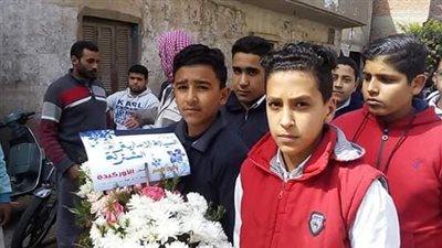 طلاب مدرسة السيالة يشيعون جنازة زميل لهم بدمياط 