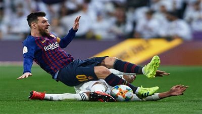 الشرطة تنقذ نجوم ريال مدريد قبل الكلاسيكو (فيديو)