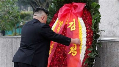 كيم يزور ضريح 