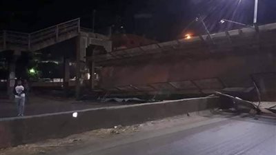 عاجل.. سقوط كوبري مشاة على طريق 