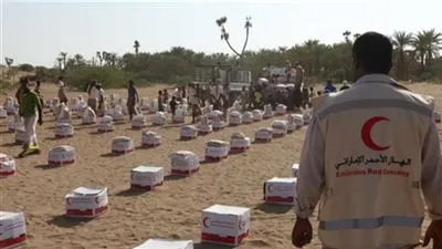 الهلال الأحمر الإماراتي يوزع 160 طن أغذية على أهالي 