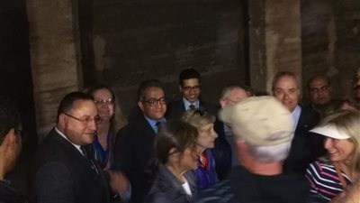 خلال تفقده مقبرة كوم الشقافة.. وزير الأثار يلتقط صورا مع السائحين 