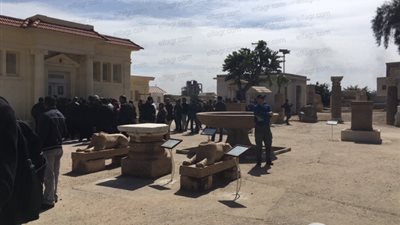 إقبال كبير من السائحين على زيارة منطقة كوم الشقافة الأثرية