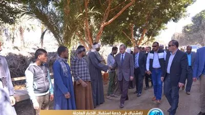 محافظ أسيوط يقدم العزاء لأسرة شهيد حادث قطار محطة مصر بمسقط رأسه بقرية منقباد