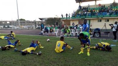 صدمة جديدة في الملاعب وفاة لاعب كرة قدم أثناء المباراة (فيديو)