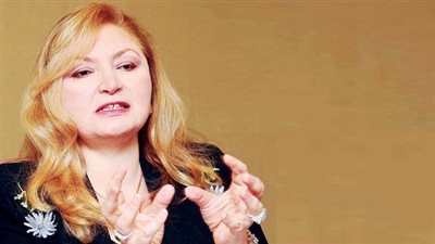 خبيرة مصرفية تكشف أسباب انخفاض سعر الدولار