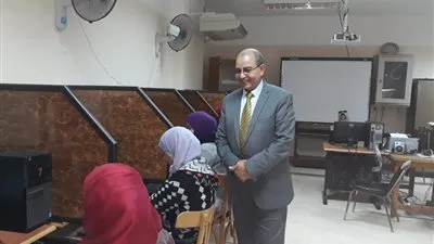 وكيل تعليم بورسعيد يتابع اختبارات المتقدمين لمسابقة العقود المؤقتة 