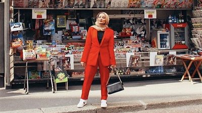 إليكِ طرق تنسيق البدلة بوحي من ستايل أيقونات الموضة المحجبات (صور)