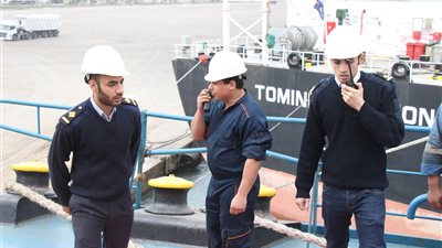 تجربة ناجحة للتعامل مع الأجسام الغامضة وغرق البحارة بميناء دمياط (صور)