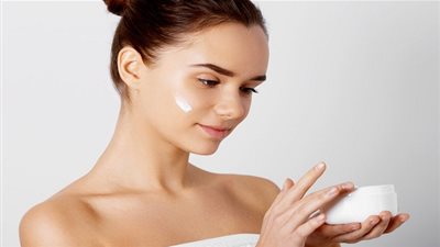 إليكِ طرق وضع الكريمات النهارية على الوجه بطريقة صحيحة