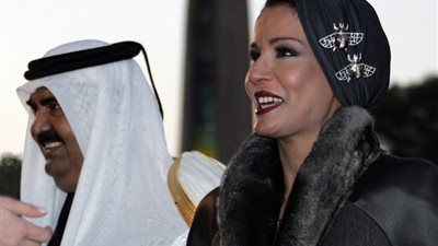 قبيلة قطرية تحرج الشيخة موزة في سويسرا (فيديو)