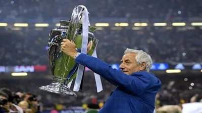 أسطورة ليفربول ينصح الريدز بعدم تحقيق البريميرليج 