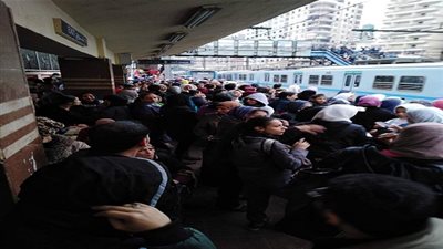 صور جديدة لآثار حريق كابل كهرباء في محطة المرج القديمة وتوقف حركة المترو