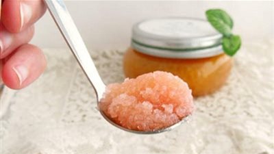 اصنعي بنفسك مقشر السكر والجريب فروت للعناية بالبشرة الدهنية