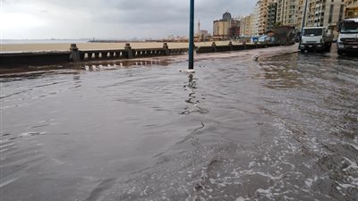 غرق شوارع غرب الإسكندرية بسبب الأمطار الرعدية (صور)