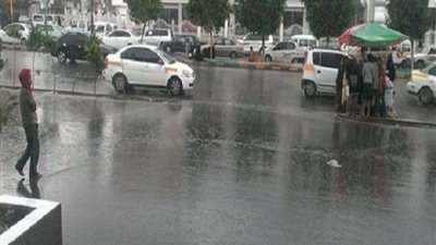 زحام أعلى الدائري ومحاور القاهرة والجيزة بسبب تساقط الأمطار.. ومصدر: لم تتاثر حركة السيارات 