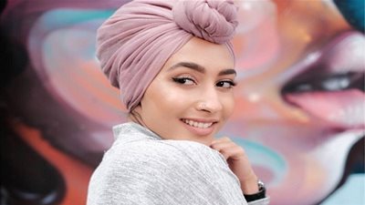 محجبة تحقق حلمها وتصبح أول عارضة للأزياء ببريطانيا (فيديو)