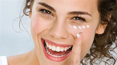 تعرفي على الطريقة الصحيحة لوضع كريم العين