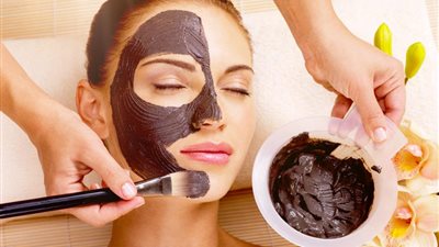 تعرفي على استخدامات الفحم للعناية بجمالك قبل الزفاف