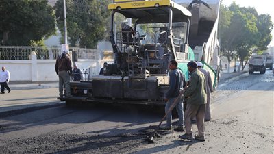 لإنهاء أزمات الرصف.. محافظ قنا يشدد على تكثيف العمل بالشارع القنائي (صور)