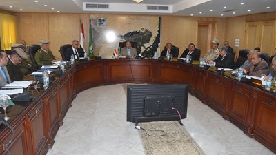 محافظ الفيوم : توزيع 37 رأس ماشية على الأسر الأولى بالرعاية بطامية ويوسف الصديق