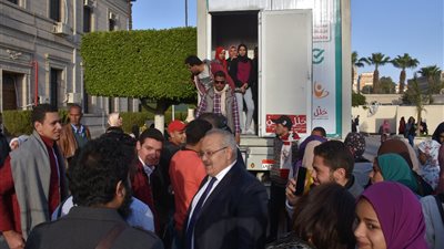 طلاب جامعة القاهرة يتوافدون على حملة 