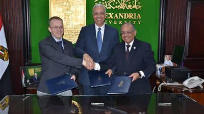 رئيس جامعة الإسكندرية يعتمد خطاب النوايا مع طب مانشيستر البريطانية (صور)