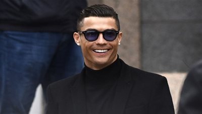 كريستيانو رونالدو يستعرض سيارته 