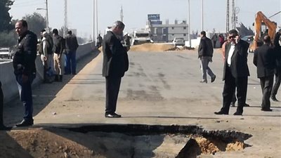 الصرف الصحي يتسبب في قطع جسر طريق 