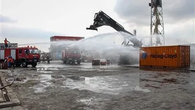 تدريب عملي لمواجهة تسريب الحاويات بميناء دمياط (صور)