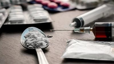 خبيرة نفسية: التأخر عن العمل وطلب الأموال من علامات تعاطي الموظفين للمخدرات