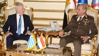 وزير الدفاع يلتقي نظيره اليوناني لبحث تطورات الأوضاع بالمنطقة