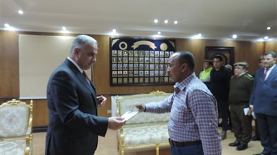 مدير أمن الفيوم يكرم مساعد شرطة لأمانته في العثورعلى مبلغ مالي كبير ورده لصاحبه