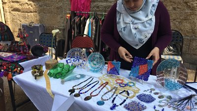 سيدات الزجاج الثلاث يعرضن أعمالهن في شارع المعز بيوم المرأة العالمي (صور وفيديو)