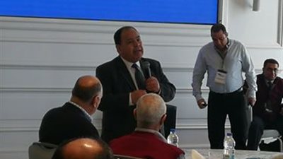 وزير المالية يهدي جائزة 