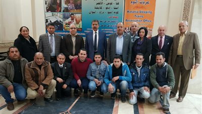 رئيس خدمات عربات النوم يكرم أبطال الإنقاذ بحادث جرار محطة مصر
