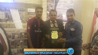 مدرس يستقبل طلابه بطريقه جديدة في مدرسة بالغربية (فيديو وصور)