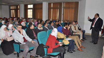 ندوة لرئيس جامعة حلوان مع عمداء كلية التجارة (صور)