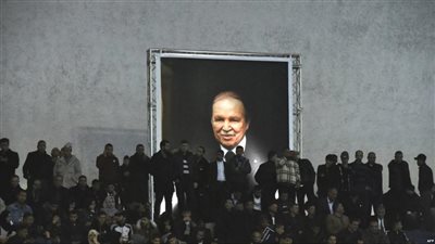 مصادر طبية: بوتفليقة يتغذى ويتنفس اصطناعيا