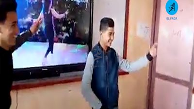 طلاب الثانوية يرقصون 